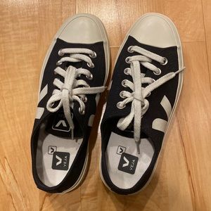 Like new Veja Wata II Low Top Sneaker size 6